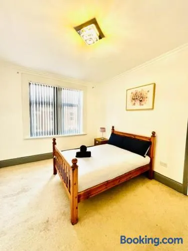 Stylish 5BR Home Free Parking & Fast WiFi - Image 1