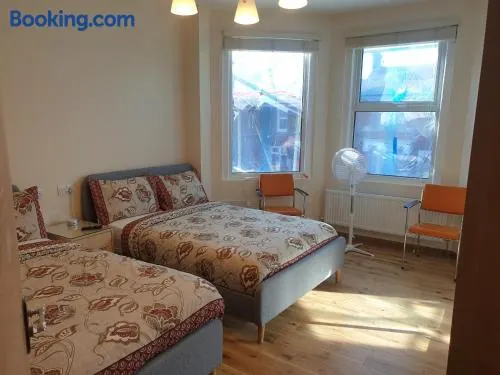 London Luxury Spacious 2 Bedroom Apartment 4 mins from Ilford Stn. FREE parking - Image 1