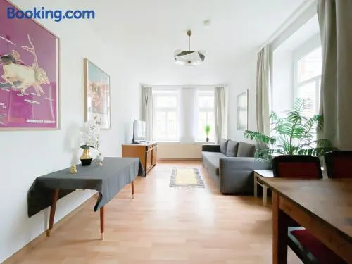 Stilvolle 2 Zimmer Wohnung mit Küche TV Waschmaschine - Image 1