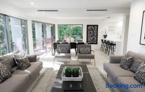 Hastings Park: Elegant Noosa Gem by the Beach - Image 1