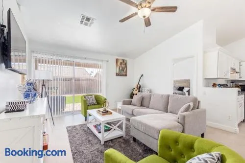 Vernon House 4BR Furnished Phoenix Home for Extended Stays - Image 1