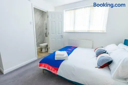 4 en-suite bedroom house with free parking Aylesbury - Image 1