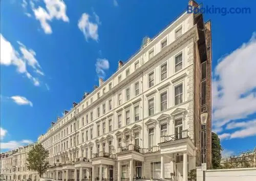 3 Bedroom Suites Kensington - Image 1