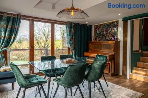 Heron's Perch- A pond-side retreat with cinema room - Image 1