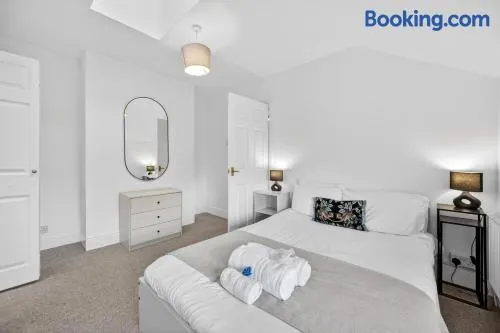 2BR Ensuite Stay with Parking - Cozy & Central - Image 1