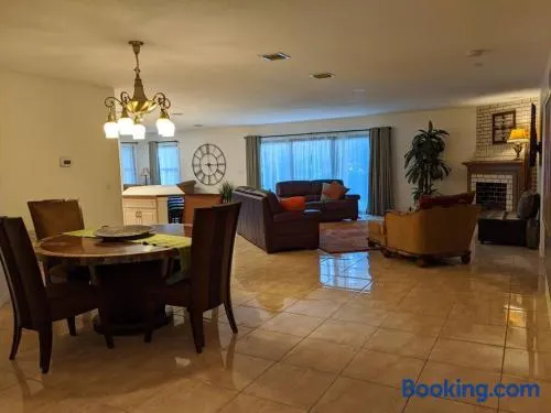 Spacious House in Fort Lauderdale - Minutes from Beach - Image 1