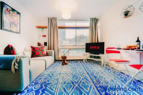 Central & Stylish with Pool & Gym Barbican Accomodation - Image 1