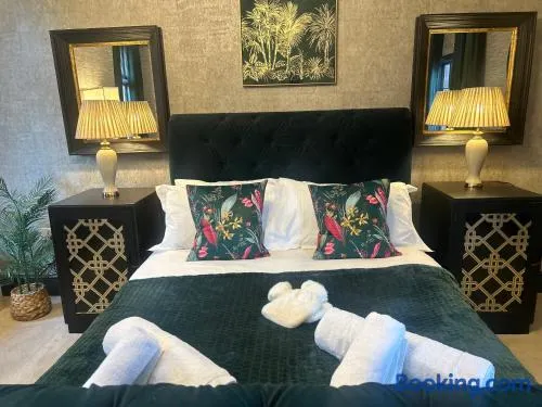 Park View is a beautiful whole entire house close to town centre, sleeps 8 in 4 rooms, 2 doubles and 4 single beds with 2 shower rooms, available for holidays, insurance stays, trades people, contractors, pets welcome - Image 1