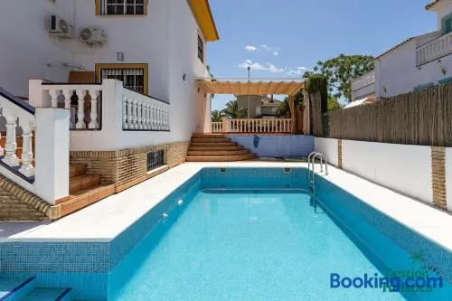 Chalet con piscina privada y playa a 7 min andando - Image 1