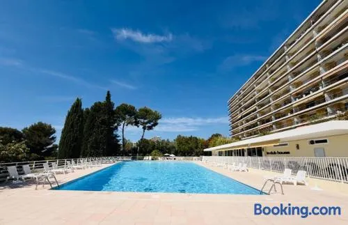 Spacieux apparemment dans une résidence de luxe avec piscine - Image 1