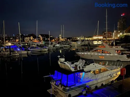 LUXURY 40 FOOT YACHT ON 5 STAR OCEAN VILLAGE MARINA SOUTHAMPTON - minutes away from city centre and cruise terminals - Free parking included - Image 1