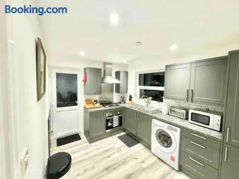 Swindon 3 Bedroom spacious home parking & garden - Image 1