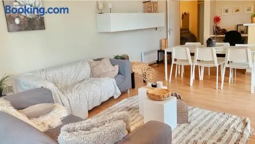 Ruim, lichtrijk appartement met groot terras uitstekend gelegen in De Panne - Image 1