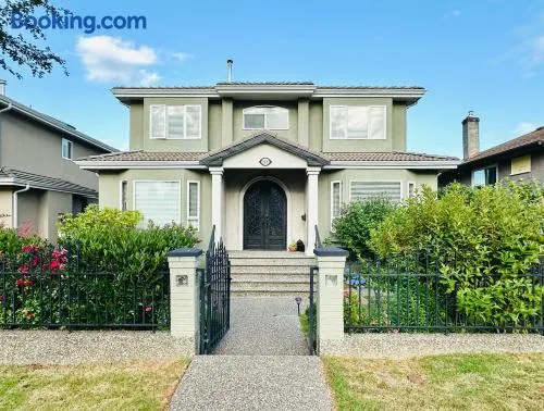 Spacious 5BR 3BA Guest Villa - 10 Min to DT - Pet Friendly, Free Parking - Image 1