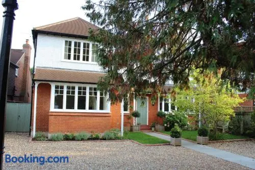 Claygate Village Stay - Parking & London Links - Image 1