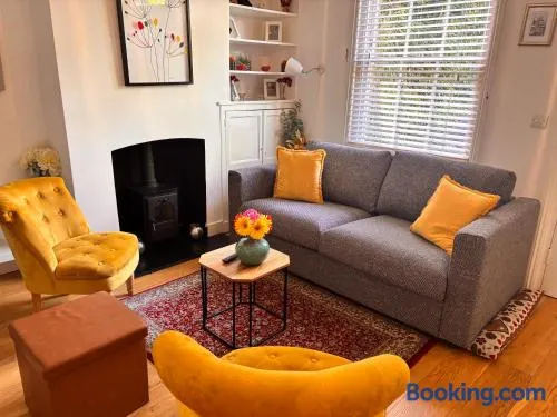 Elegant Riverside Cottage With Free Parking - Image 1
