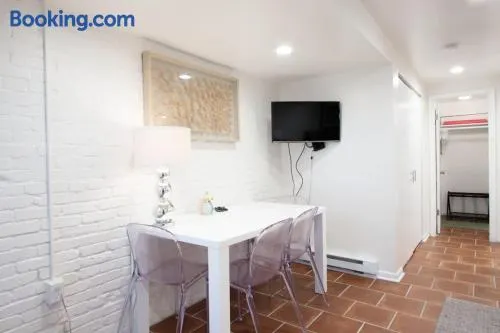WELL-EQUIPPED STUDIO APT - WALK TO METRO SUBWAY - Image 1