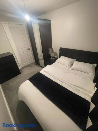 Beautiful en-suite bedroom - Image 1