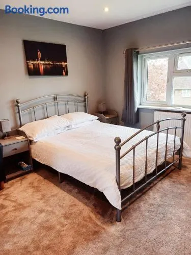 Large double room with spacious ensuite - Image 1