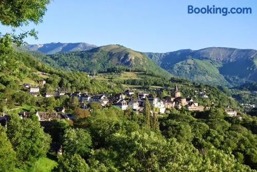 Les Rochers - Image 1