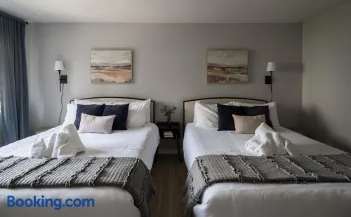 Cozy Oasis Sleeps 7 King Bed Prime Location - Image 1