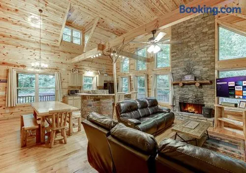 Amazing 4 Bed Family Cabin w Game Room - Image 1
