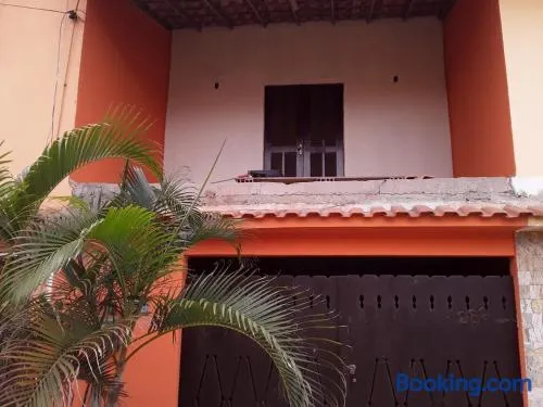 Conforto e simplicidade! Casa top com garagem, cozinha, banheiro e quarto - Image 1