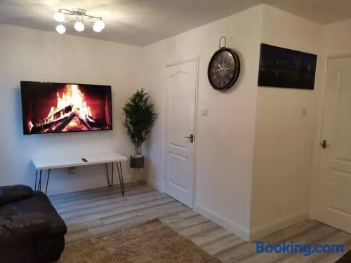 Newly Renovated Cosy 1 bed flat, 4 minutes walk to Town Centre, 3 minutes walk to the train station, Free parking, Modern, fresh and spacious living room, Netflix ready smart TV, Wifi - Image 1