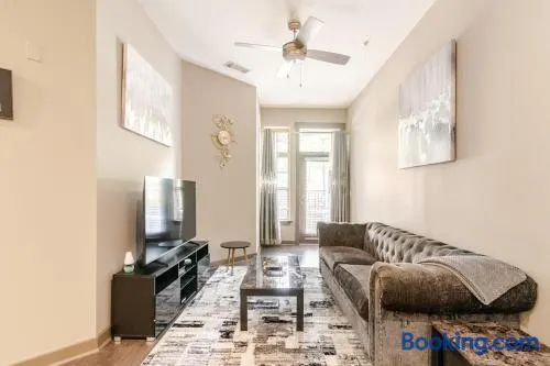 Stylish 1BR Uptown Apartment - Image 1
