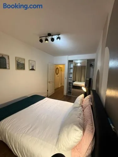 Fantastic 2 Bedroom near Hyde park and Paddington - Image 1