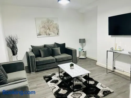 Beautiful and Homely 3 Bed House With FREE Parking So Close To Man City and City Centre - Image 1