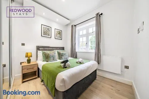 1 Bed 1 Bath, Modern Town Center Apartment, Netflix By Redwood Stays - Image 1