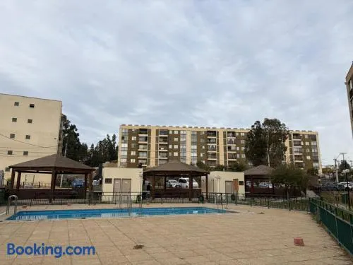 Comodo departamento 2 dormitorios con piscina - Image 1