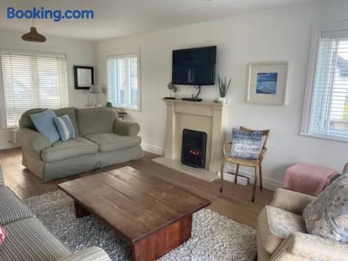 Seaside Chic! Modern Cosy Home - Image 1