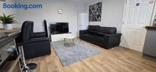 Reardon near warwick hospital, free parking, fast wifi, sleeps 5 - Image 1