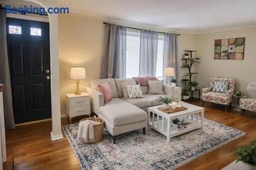 Chic Parma Stay Near Cleveland - Image 1