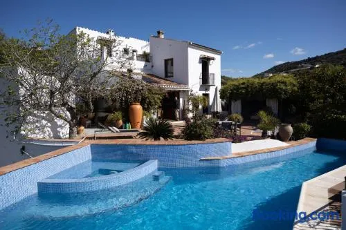 Finca Los Arcos Bed and Breakfast Comares Malaga - Image 1