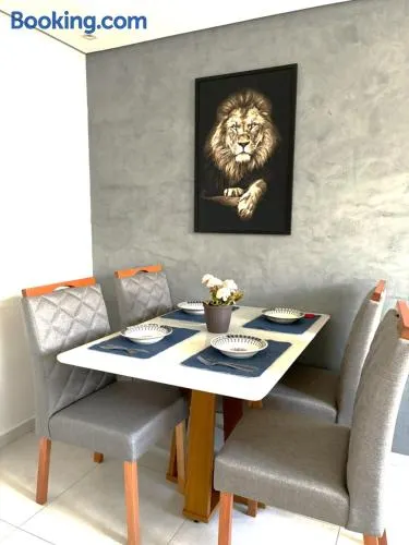 Apartamento com 2 Quartos, próximo ao Centro da Cidade com internet de Alta Velocidade 700Mbps com espaço para home office, Cozinha Completa, Máquina de Lavar e Secar em Condomínio com Portaria 24h, Estacionamento incluso e espaço para Crianças - Image 1