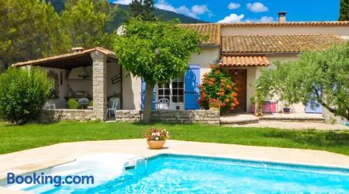 Villa Charmante à Pompignan avec Piscine et Jardin - Image 1