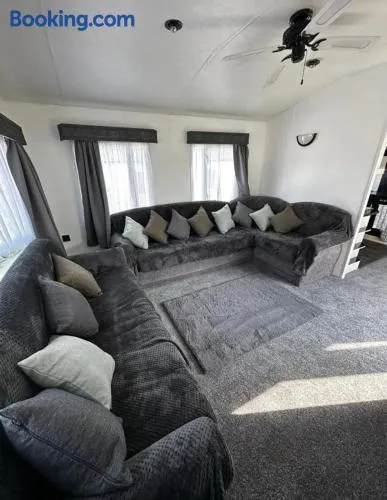 2 Bed Mobile Home Sea Views, Centre Field - Image 1