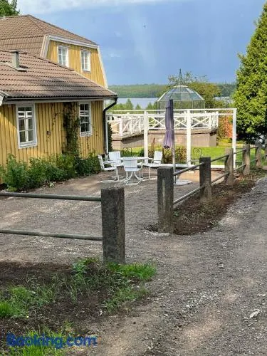 Gästhus i gårdsmiljö - Image 1