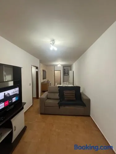 Apartamento de 01 dormitório no centro, 100m da praia - Image 1