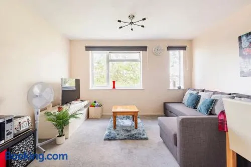 Charming Entire 2-Bedroom House in Milton Keynes - Image 1