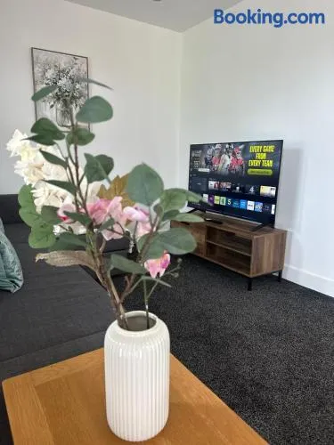 Newly refurbished 2-bedroom apartment with balcony & Free Parking - Image 1
