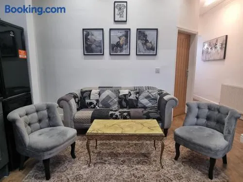 Cheerful 4 bedroom close to Uclan, Preston City Center - Image 1