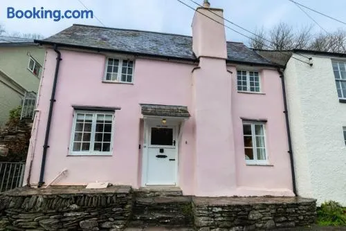New - Pink cottage, Noss Mayo sleeps 7 - Image 1