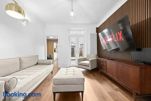 2 Bed Hale Home Free Parking Pet Friendly - Image 1