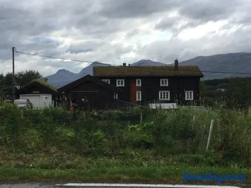 Hyggelig lite bosted ved sjøen, nær sentrum i Valnesfjord - Image 1