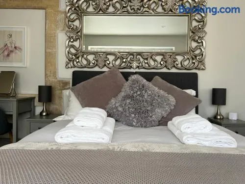 Cosy countryside stay near Bath with free parking - Image 1