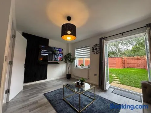 Elegant & Modern 3 Bed Home With Private Parking - Sleeps up to 8 - Image 1